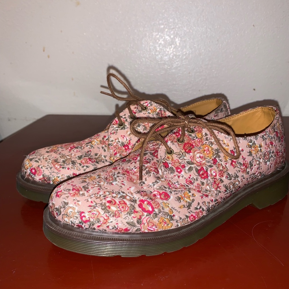 Women’s pink floral lowtop doc martens